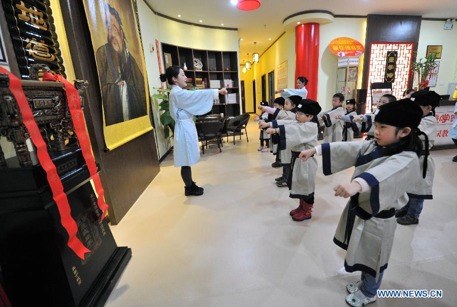 Children learn traditional Chinese culture in Changsha