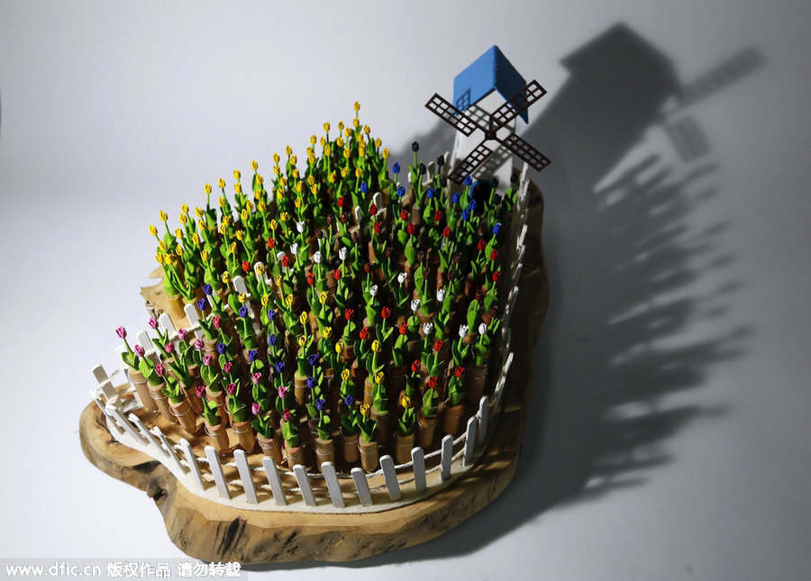 Talented artist makes tiny pencil lead sculptures