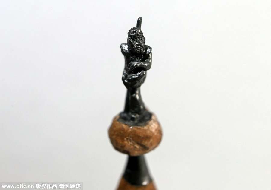 Talented artist makes tiny pencil lead sculptures