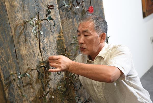 Sculptor Jin Feng shifts between East and West