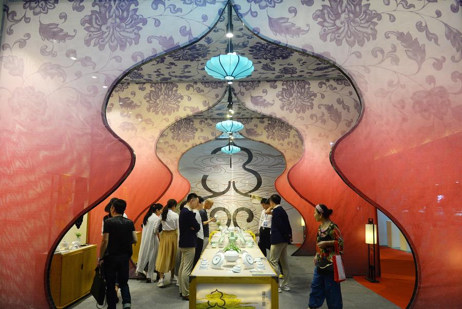 Visitors view ceramic craftworks in China Jingdezhen Int'l Ceramic Fair
