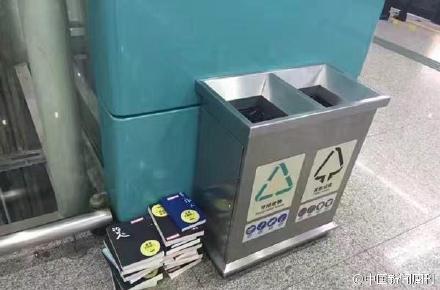 Scattering books on subway goes viral in big cities