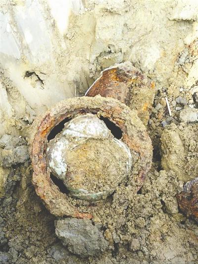 Suspicious 'bomb' a pot with ancient chinaware
