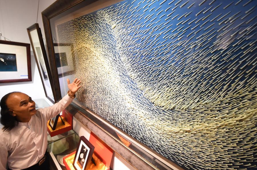 Artist in SE China creates paintings with fish bones