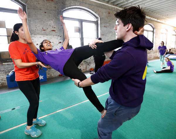 US circus squad aims to keep inner city teens off the streets