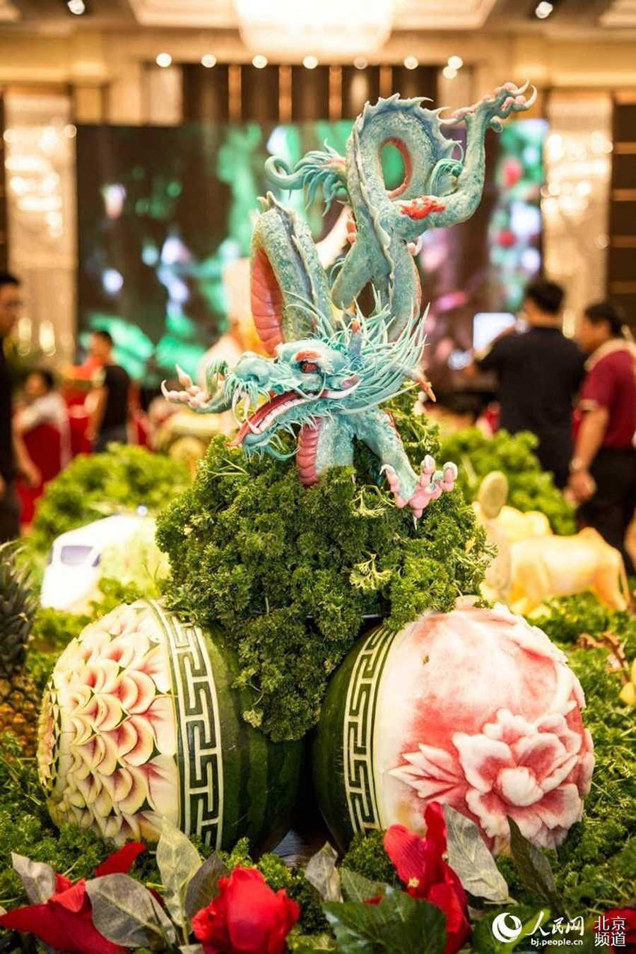 Beijing festival-goers get creative with watermelon