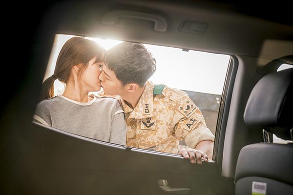 Protagonists of megahit drama 'Descendants of the Sun' to marry in October