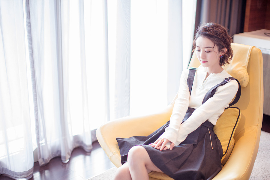 Actress Zhao Liying releases fashion photos