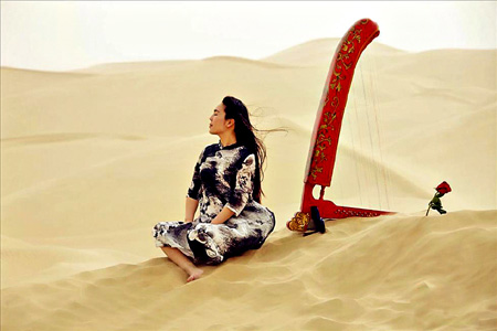 Stringing unique tune: Konghou concert held in Tarim Basin desert