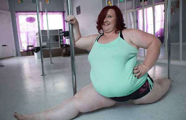 252 pounds pole dancer swings with flexibility