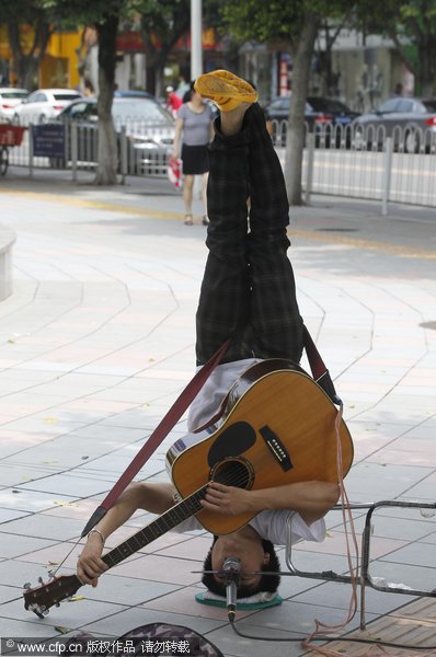 Upside down musician wows crowd