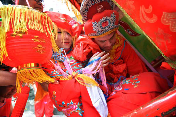 Ancient Chinese wedding for newlyweds