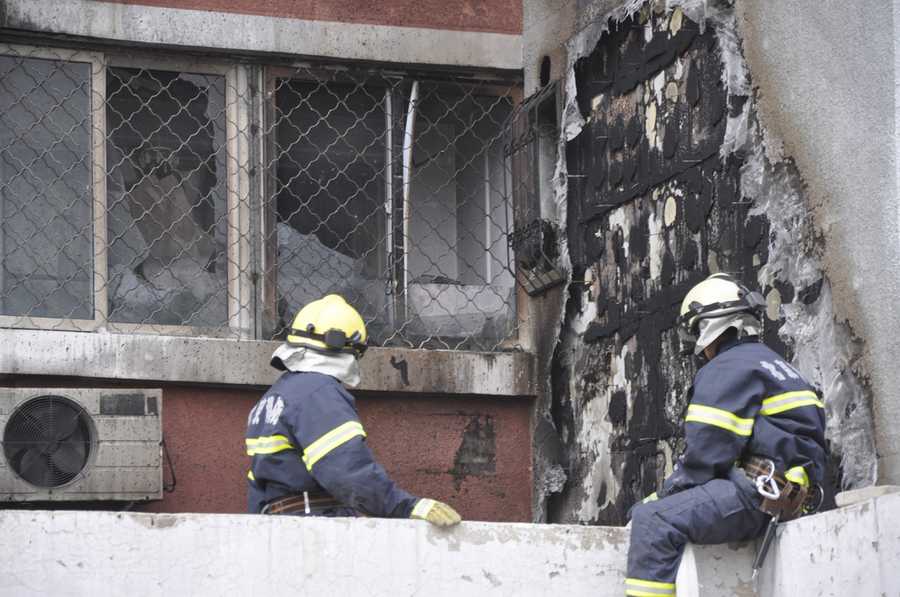 Fire hits residential building in Beijing