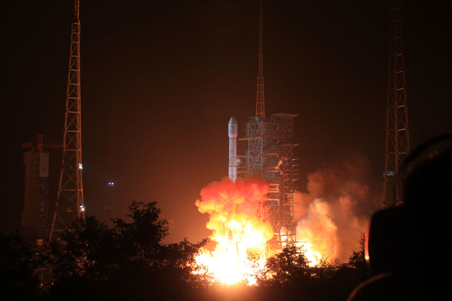China launches moon rover