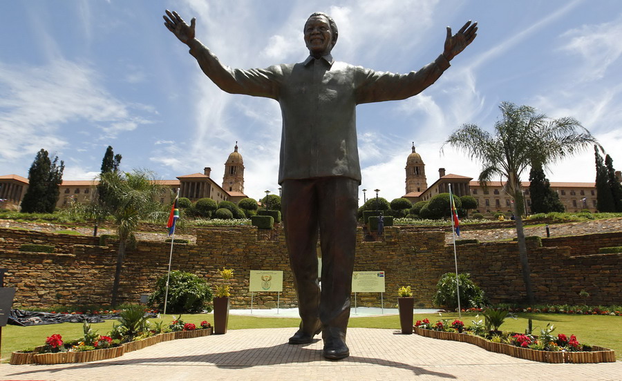 S. African president unveils Mandela statue