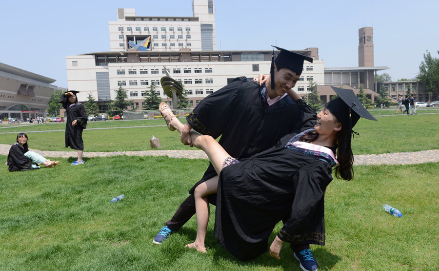 Photo opps for China's new grads