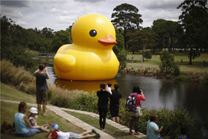 Rubber Duck is inflated in Hangzhou