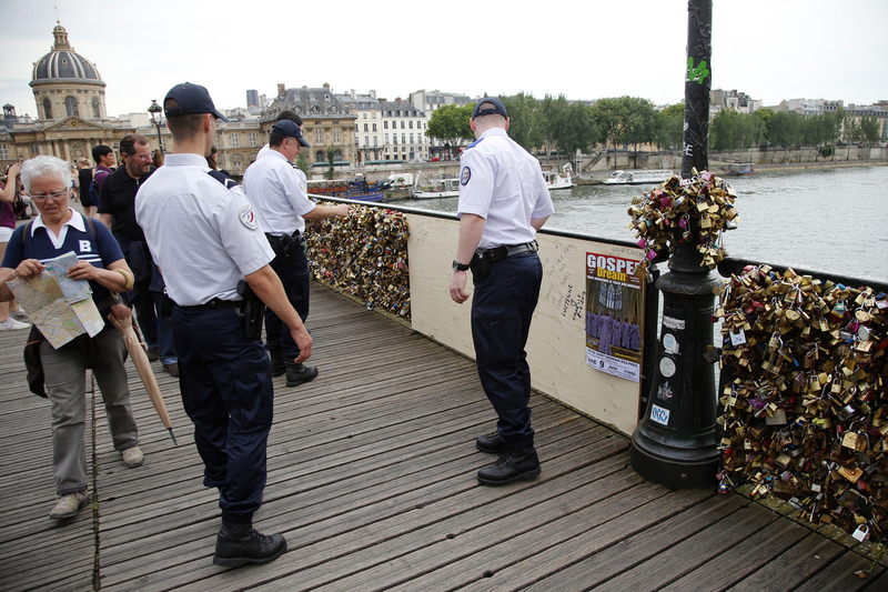 'Love lock'-laden grill collapses on Paris bridge