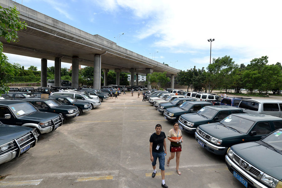 First 100 State cars on auction in Shenzhen