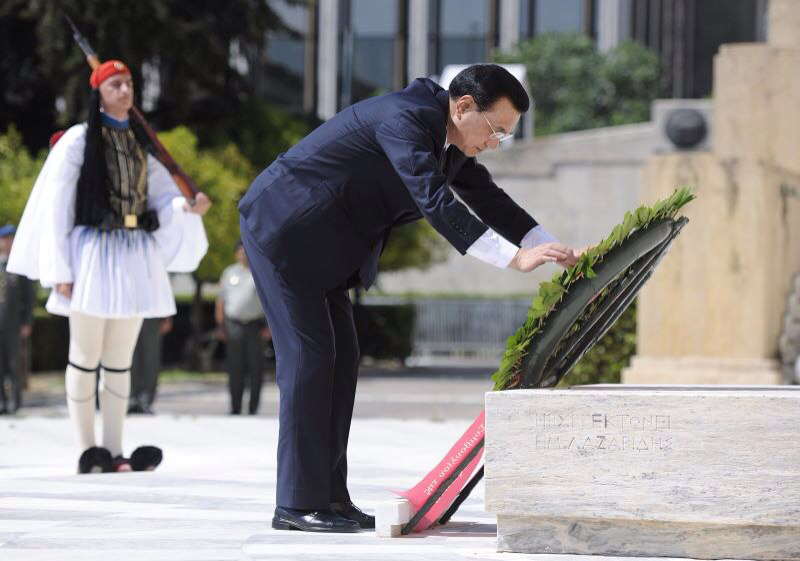 Premier Li lays wreath on tomb of unknown soldiers in Athens