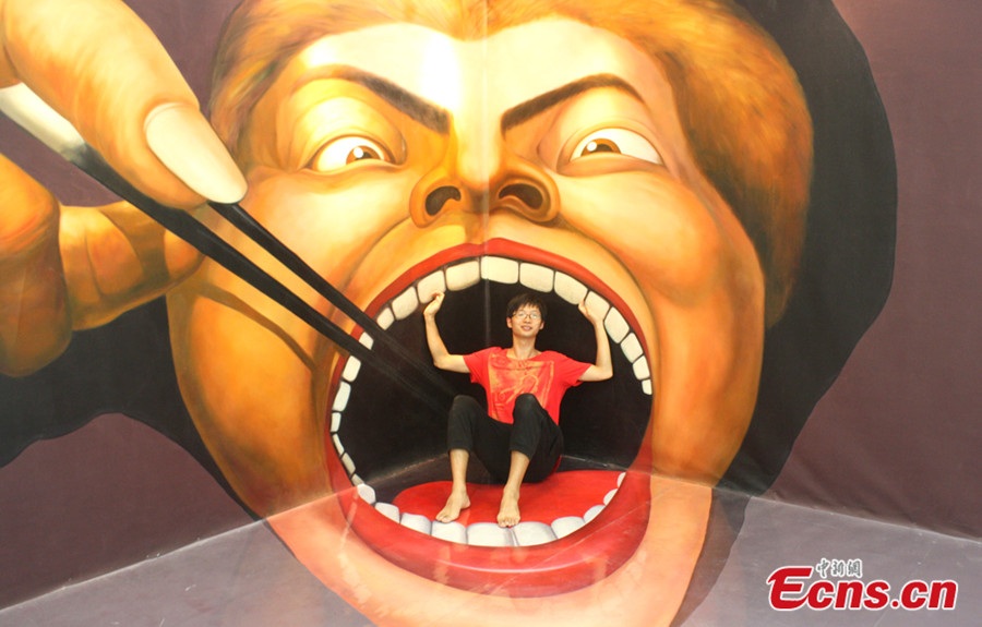 E China's city holds first 3D painting exhibition