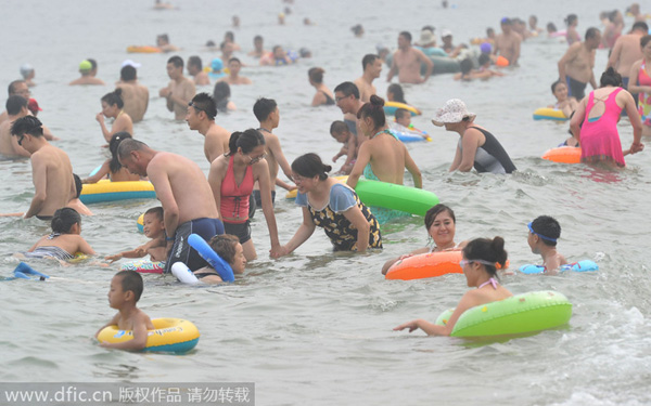 Tourists swarm to beaches despite early autumn