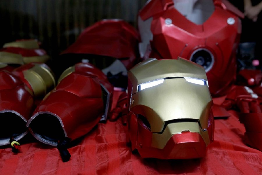 Crowds marvel at real-life 'Ironman' in E China