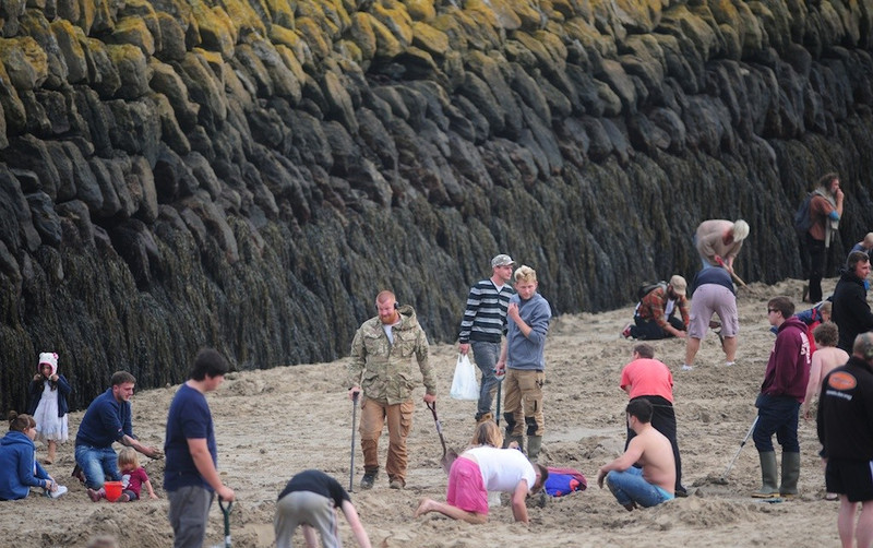 Gold rush as artist buries bullion on British beach