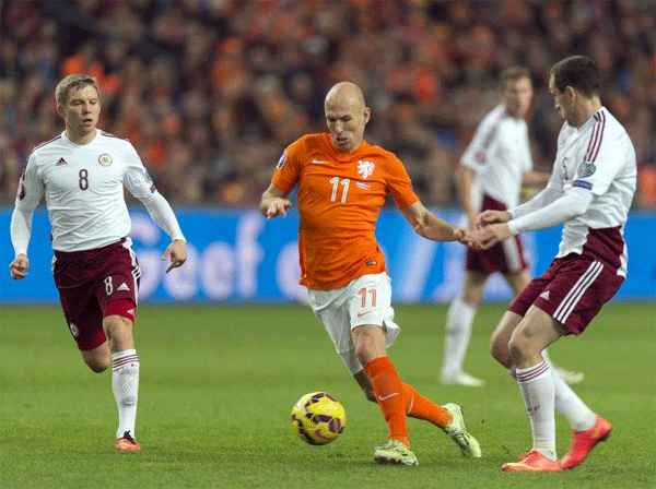Dutch cruise to Latvia win and ease pressure on Hiddink