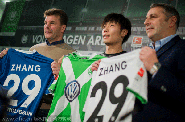 Wolfsburg signs China midfielder for 2 1/2 years