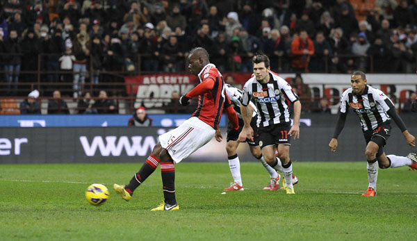 Balotelli scores twice on Milan debut