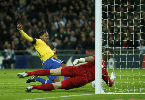 Ronaldinho misses penalty, taken off in ponderous return