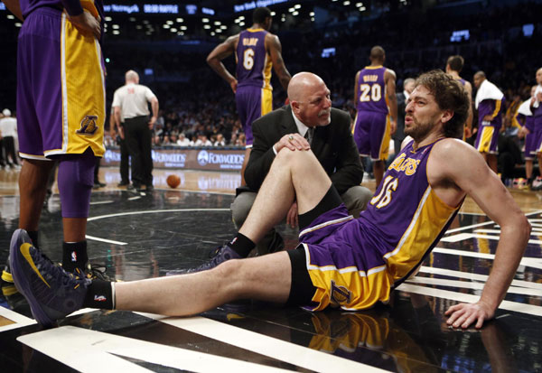 Lakers' Gasol out at least 6-8 weeks with foot injury