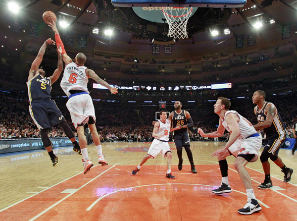 Depleted Knicks roar past Jazz, 113-84
