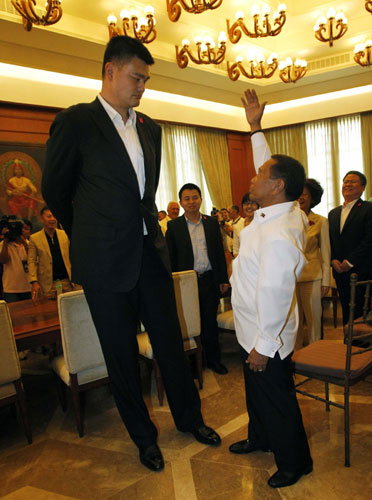 Yao Ming and Shanghai Sharks on friendly visit in Manila