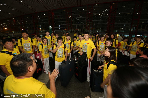 Chinese swimming stars swarmed at airport