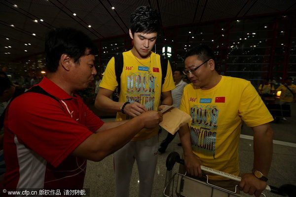 Chinese swimming stars swarmed at airport