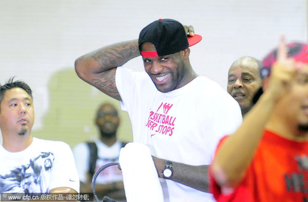 LeBron James meets fans in S China