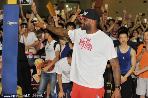 LeBron James meets fans in S China