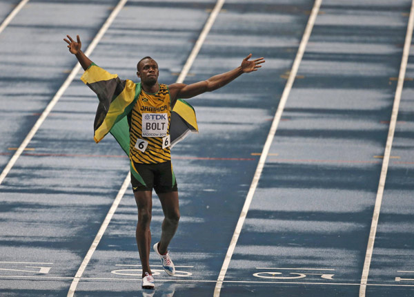 Bolt stormed to men's 100 amid heavy rain