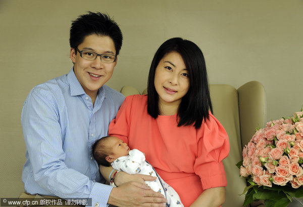 Guo Jingjing shows off new baby
