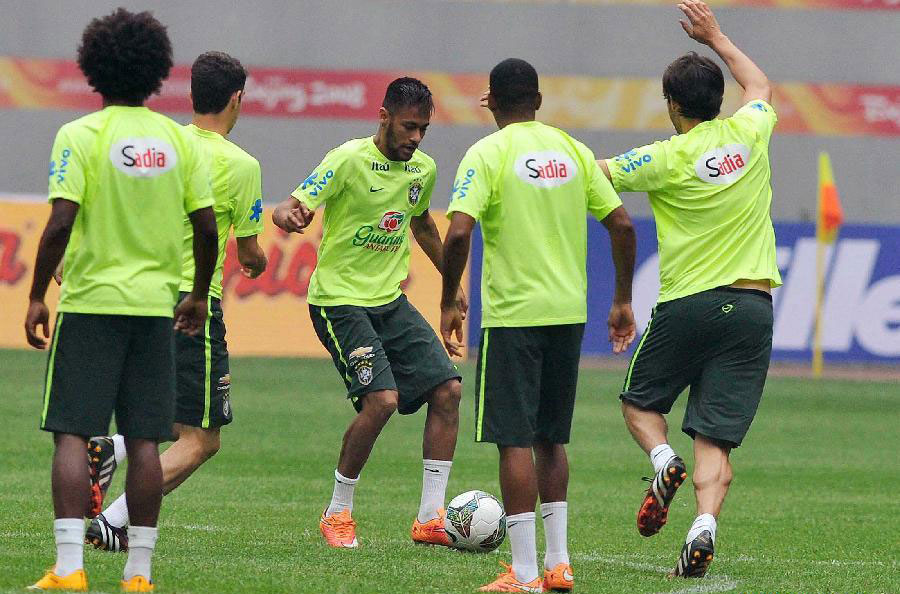 Brazilian soccer stars train for friendly match in Beijing