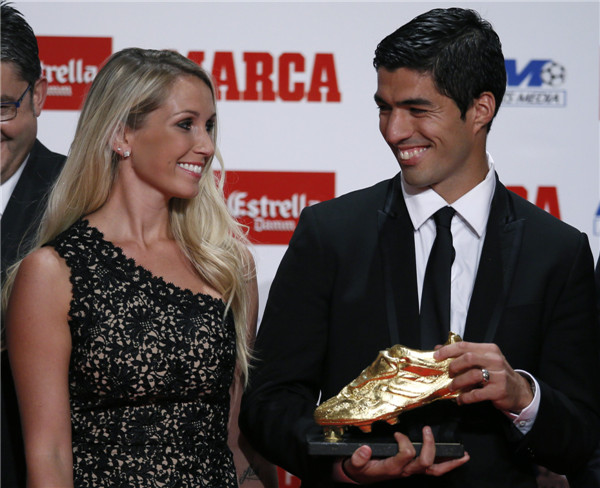 Suarez receives Golden Boot trophy