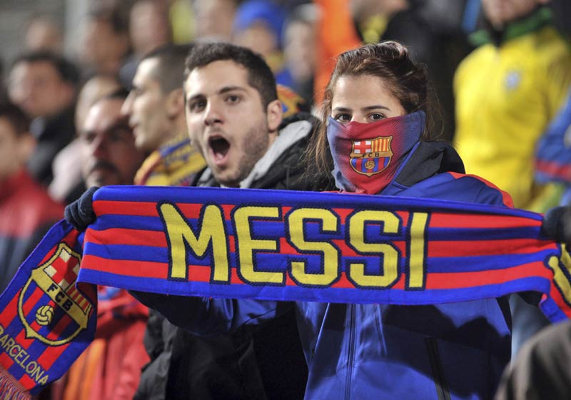 Barcelona beats APOEL 4-0, Messi sets record