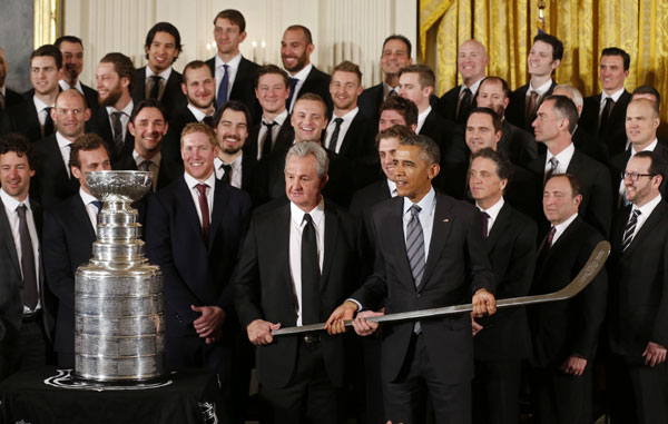 Obama hosts hockey, soccer champions at White House