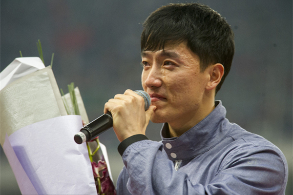 Tearful goodbye from China's star hurdler