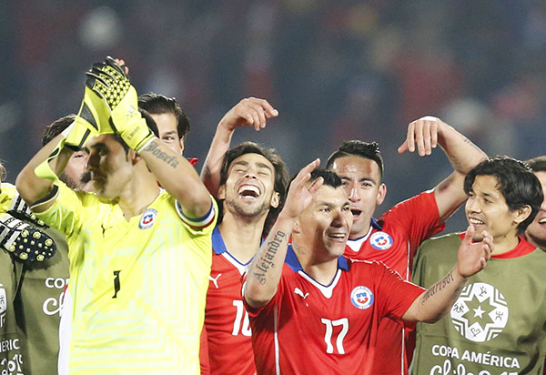 Vargas double takes hosts Chile into Copa America final