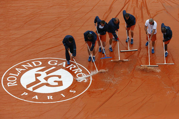 Play suspended at Roland Garros in rain