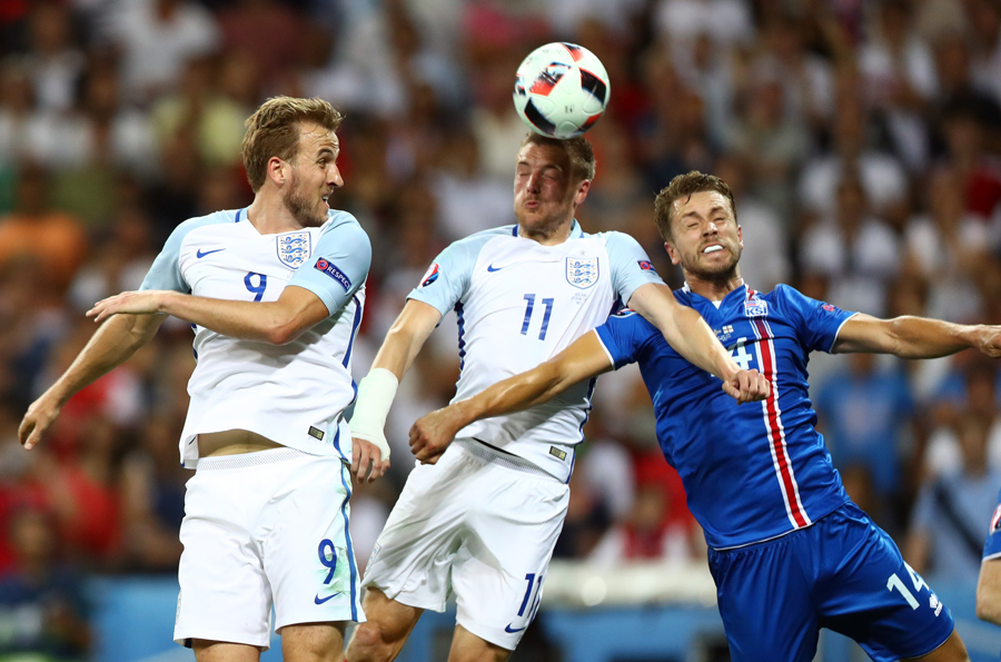 Iceland shock England 2-1 to reach quarterfinals