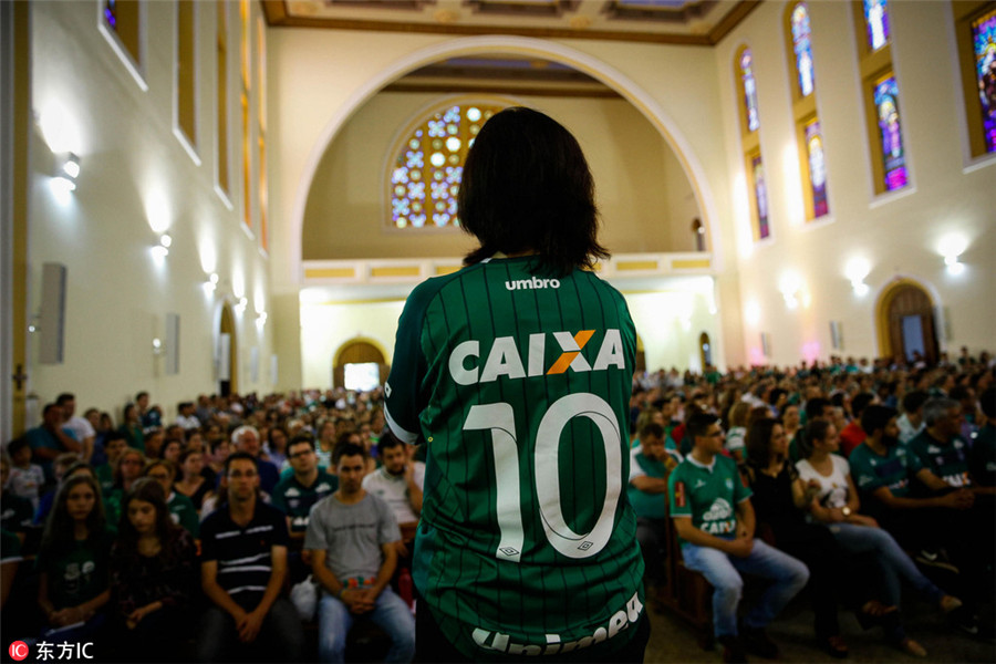 Chapecoense fans mourn players lost in crash